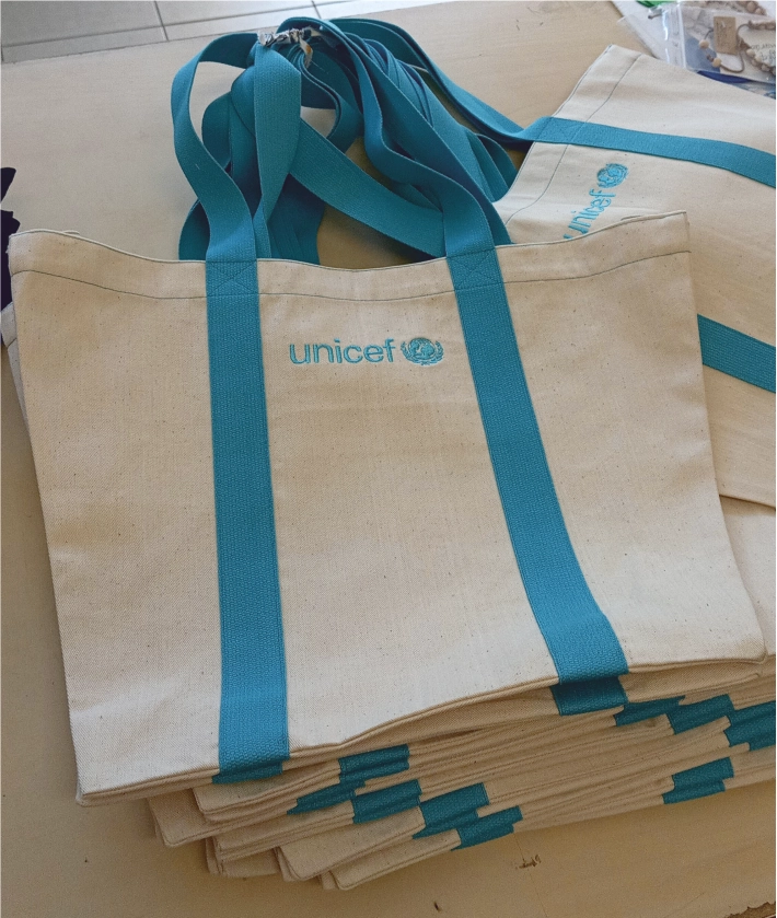Vyšívané logo na tašce UNICEF